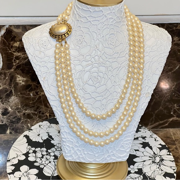 Vintage-Carolee- 3 Strand Faux Pearl Necklace- Graduated Lengths - Picture 1 of 3